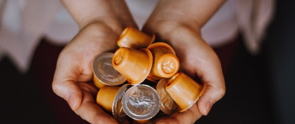 Nespresso-Jacobs Douwe Egberts-recyclage-capsules- aluminium- France Des capsules de café au creux de mains