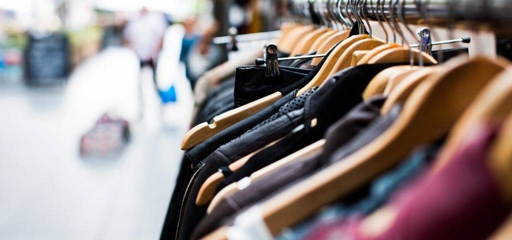 Vêtements sur un cintre
