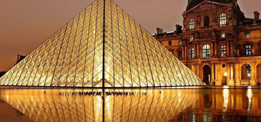 Pyramide du Louvre illuminée la nuit