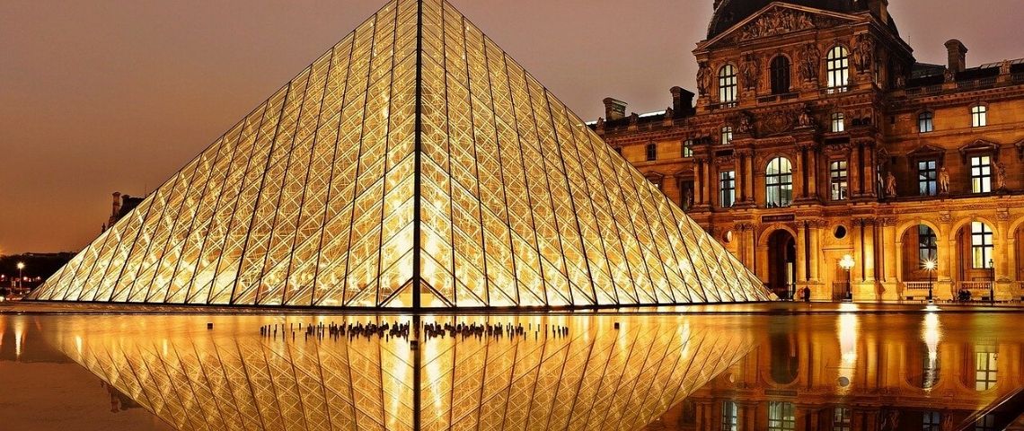 Paris City lance le city tour augmenté grâce à l’histopad Pyramide du Louvre illuminée la nuit