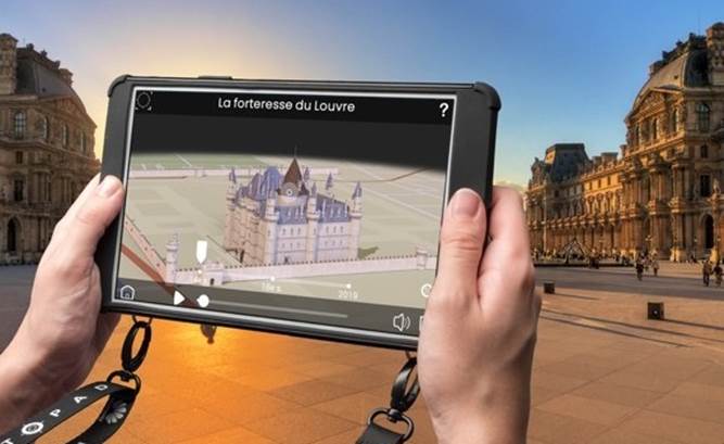 Tablette avec un monument en réalité augmentée