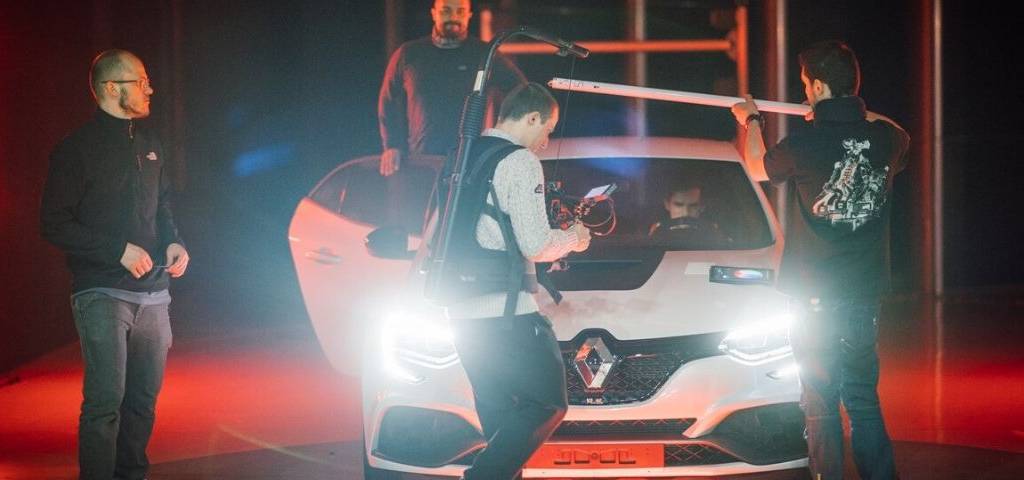 2 hommes autour d'une voiture