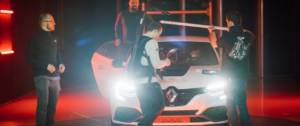 2 hommes autour d'une voiture