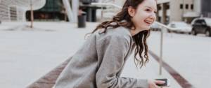 Une femme tient un smartphone entre ses mains