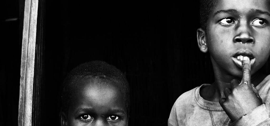 Deux enfants africains côte à côte