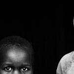 Deux enfants africains côte à côte