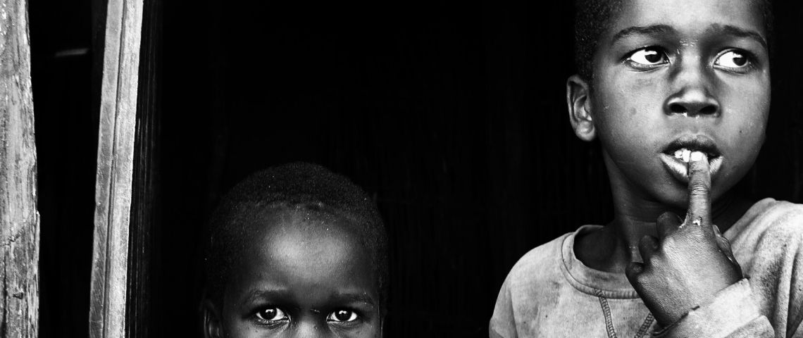 Cobalt : Google, Apple, Tesla laissent mourir des enfants dans les mines Deux enfants africains côte à côte