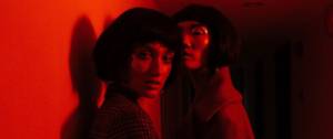 Deux influenceuses se font prendre en photos dans une lumière rouge