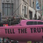 Un char Tell the truth dans une manif