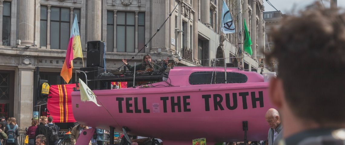 Relations publiques : quelles tendances our 2020 ? Un char Tell the truth dans une manif