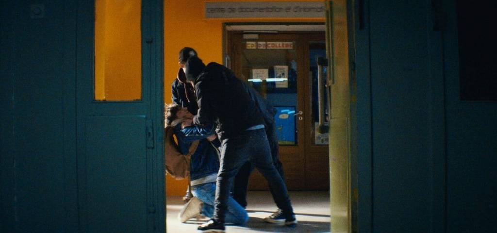 Jeune garçon maltraité par 2 autres