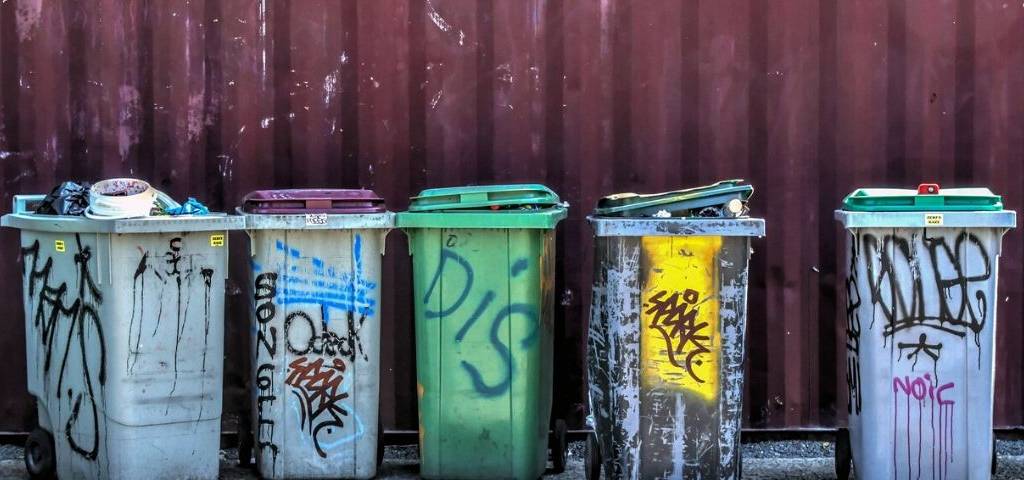 5 poubelles taguées