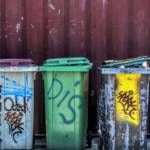 5 poubelles taguées