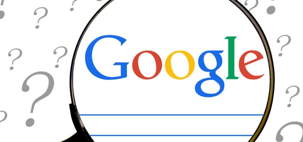 Loupe zommant sur le moteur de recherche Google