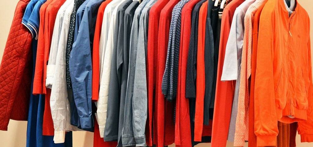 Vêtements sur des cintres