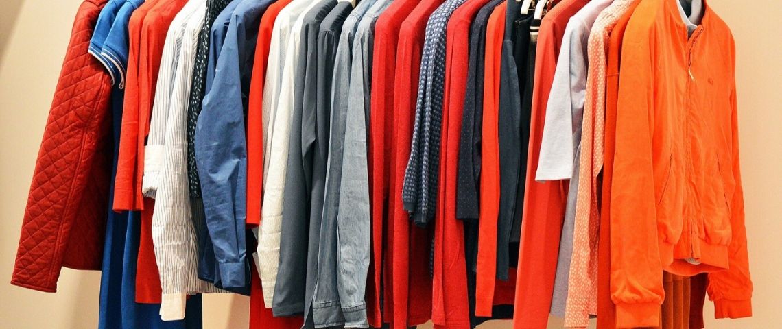 Le géant de l'habillement H&M teste la location de vêtements à la semaine en Suède Vêtements sur des cintres