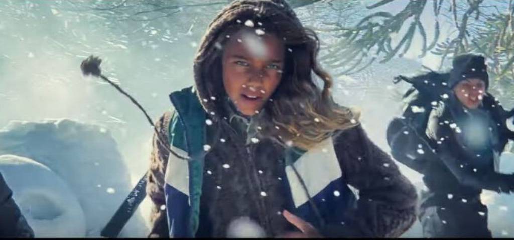 Enfant qui courre dans la neige