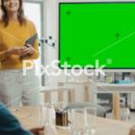 Femme en réunion devant un écran vert