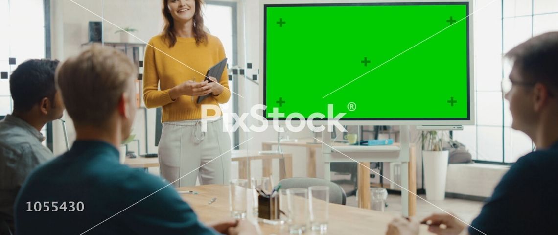 Femme en réunion devant un écran vert