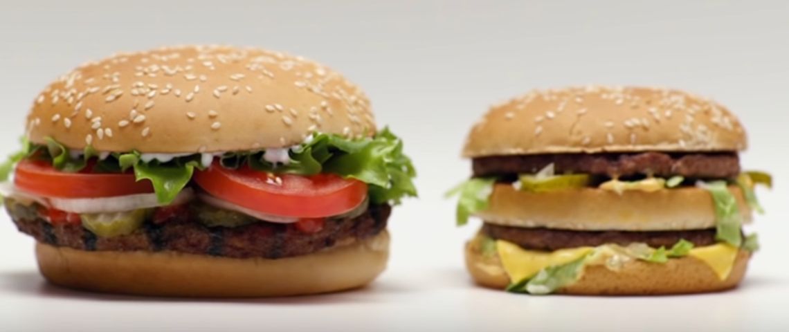 Burger King Uk troll Mc Do et confesse que derrière un Whopper peut se cacher un Big Mac A gauche un Whopper et à droite un Big Mac