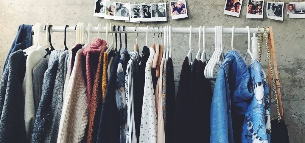 Vêtements sur cintres