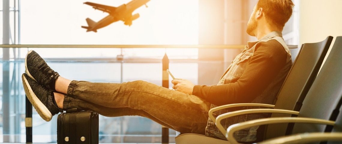 Air France publie un manifeste sur ses enagements en matière de développement durable Homme regardant un avion s'envolé assis dans un hall d'aéroport