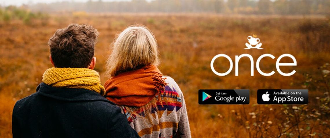 Une étude européenne menée par YouGov pour l’application de rencontres Once affirme que 83% des utilisateurs d’applis de rencontre sont insatisfaits Couple de dos regardant au loin