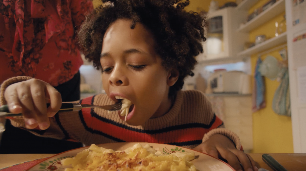 petite fille mangeant des pâtes