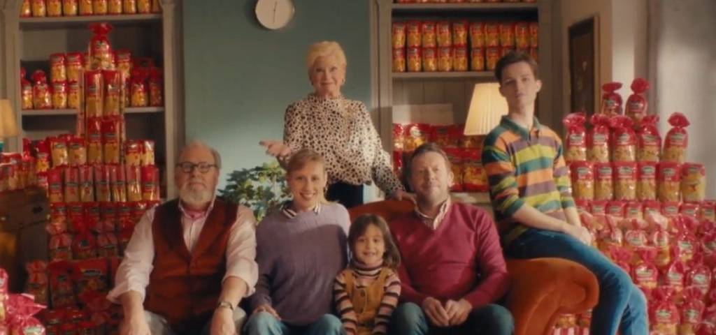 Capture d'écran du film publicitaie Panzani, avec une famille assise sur un canapé entouré de paquets de pâtes Panzani