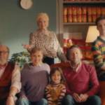 Capture d'écran du film publicitaie Panzani, avec une famille assise sur un canapé entouré de paquets de pâtes Panzani
