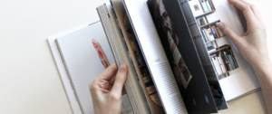 Quelqu'un qui feuillette un magazine