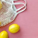 Des citrons dans un sac de courses
