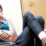 Jeune fille handicapée assise sur une chaise