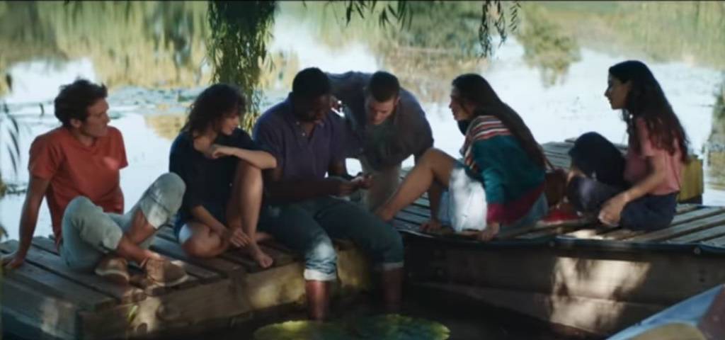 Capture d'écra nde la vidéo avec une bande de jeunes au bord de l'eau
