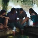 Capture d'écra nde la vidéo avec une bande de jeunes au bord de l'eau