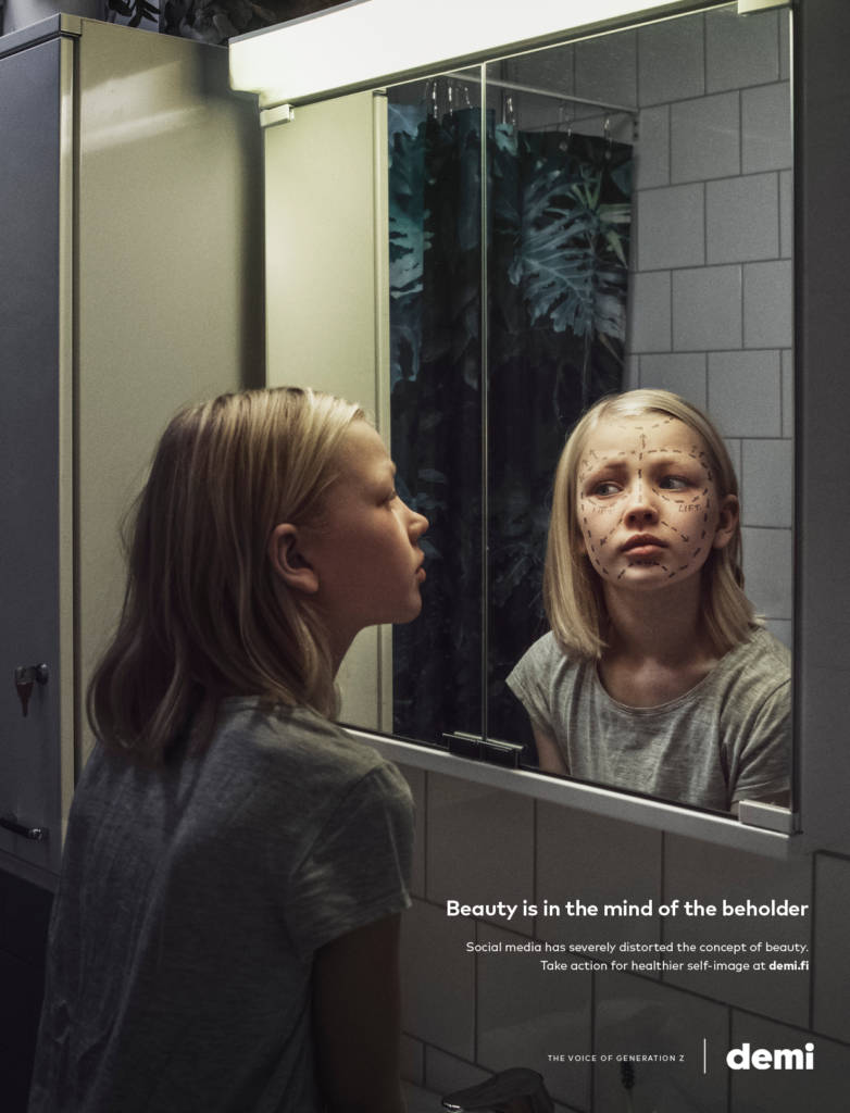 Jeune fille devant un miroir avec leur image qui comporte des traits de chirurgie esthétique