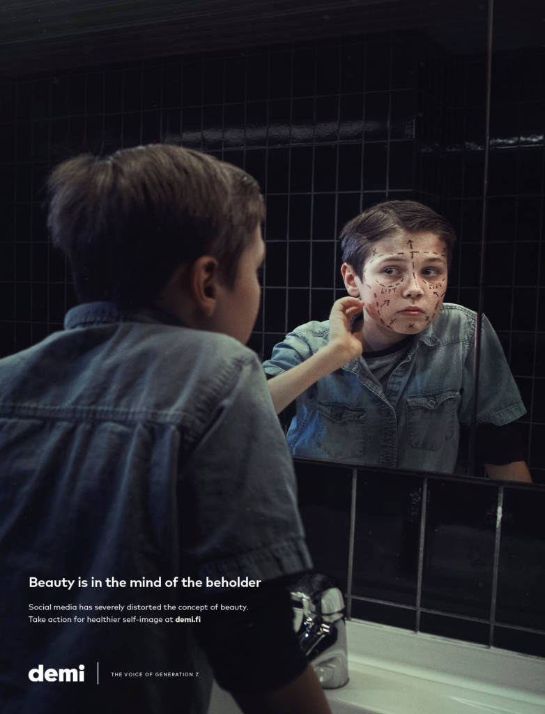 Jeune garçon devant un miroir avec leur image qui comporte des traits de chirurgie esthétique