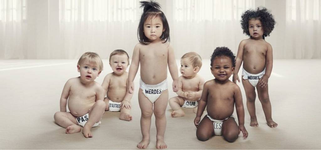 Bébés portant des couches