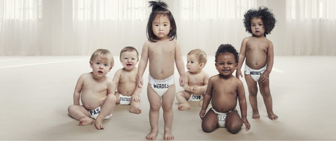 Little Big Change réaffirme son combat contre les produits toxiques avec une campagne signée par l'agence Buzzman Bébés portant des couches