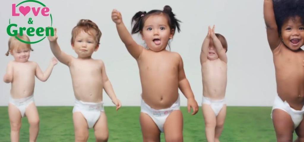 Bébés révoltés qui lèvent le poing