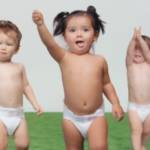 Bébés révoltés qui lèvent le poing