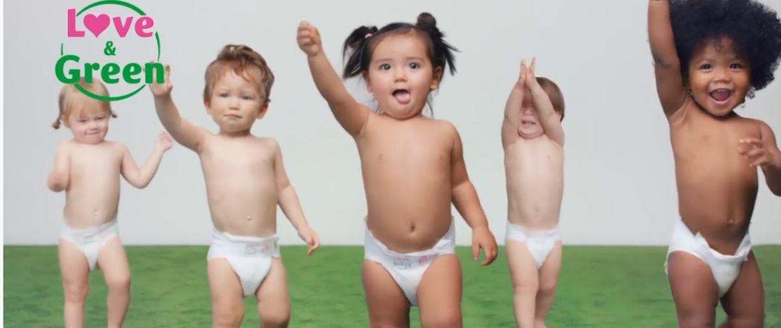 La marque Love & Green apparait pour la première fois à la TV Bébés révoltés qui lèvent le poing