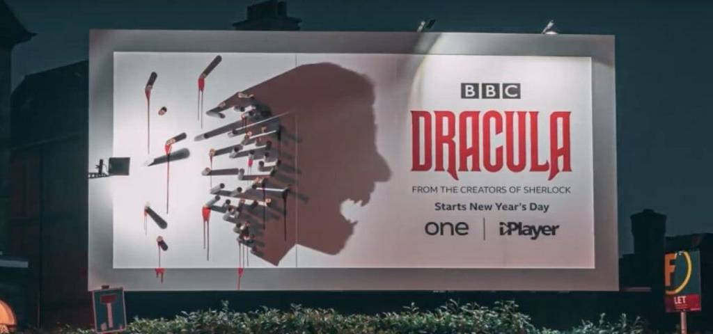 Pour la promotion de la série Dracula, la BBC One lance une campagne d'affichage originale avec des panneaux d'affichage hantés par Dracula...mais seulement la nuit Panneau d'affichage avec l'ombre de Dracula