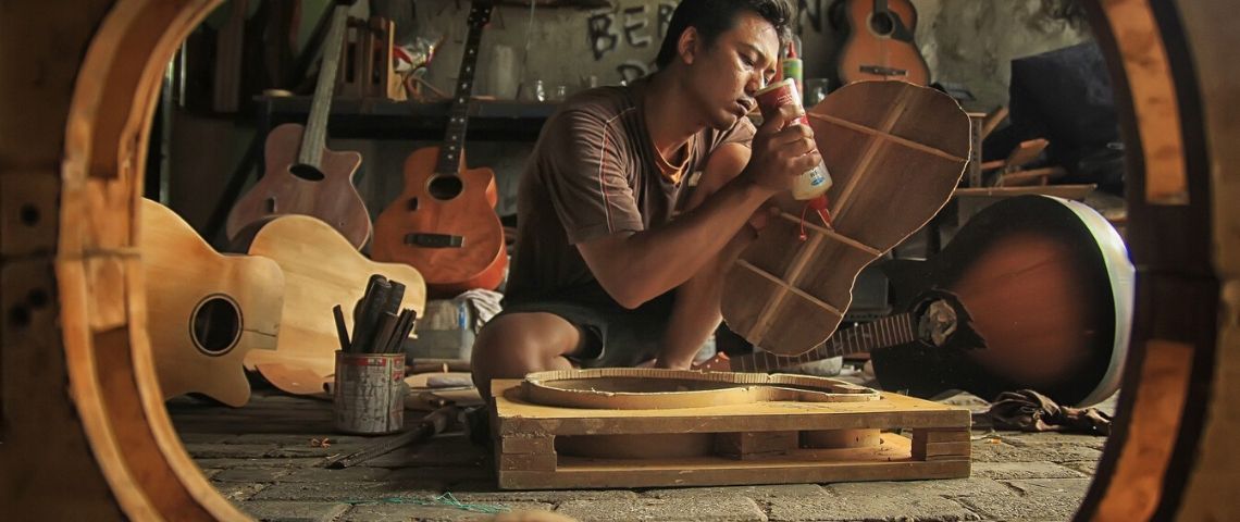 A l’occasion de la Semaine de l’apprentissage dans l’artisanat du réseau des chambres de métiers et de l’artisanat recrute sur Snapchat Jeune artisant fabricant une guitare