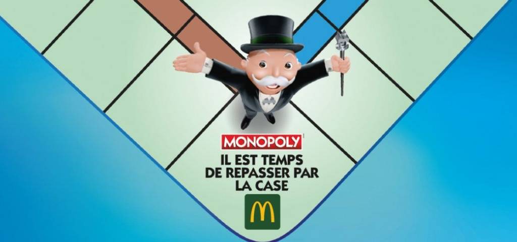 Personnage du jeu monopoly sur le plateau avec l'inscription  - il est temps de repasser par la case McDo