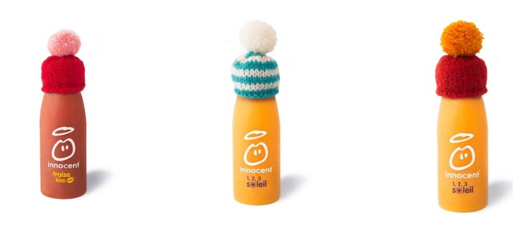 3 bouteilles de Smoothie Innocent coiffées d'un chapeau en laine