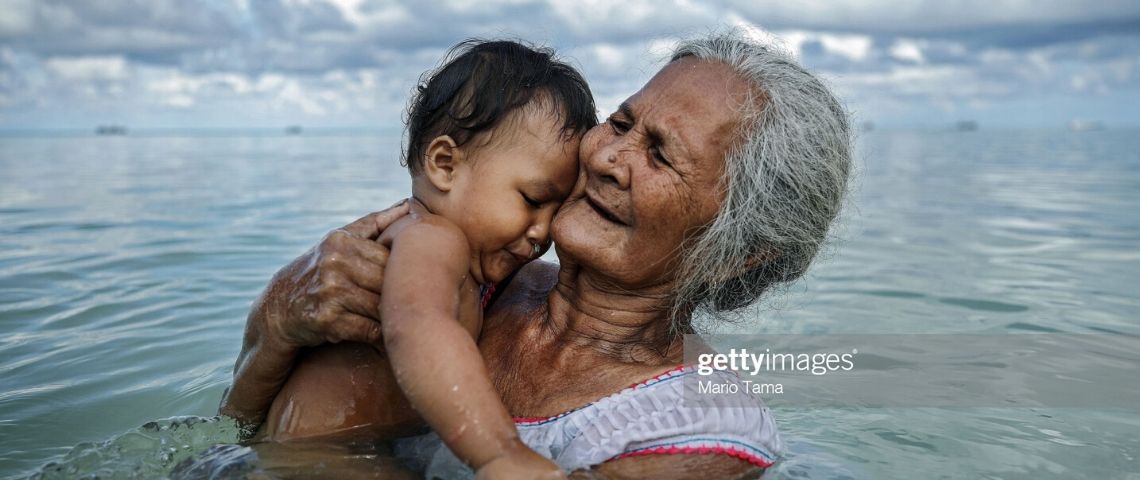 Getty Images et Climate Visuals lancent une bourse afin de faire évoluer les récits visuels représentant la crise climatique mondiale Femme tenant un enfant dans ses bras