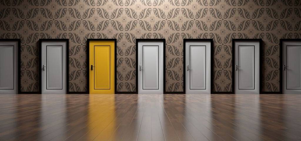 Plusieurs portes, toute blanche à l'exception d'une qui est jaune