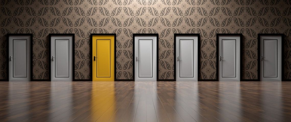 Glassdoor lance de nouvelles fonctionnalités pour faciliter la recherche d'emploi : un comparateur d'entreprises et la possibilité de créer des collections Plusieurs portes, toute blanche à l'exception d'une qui est jaune