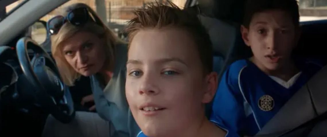 KFC présente ses excuses pour une publicité jugée «sexiste» qui montre de jeunes garçons regardant les seins d'une femme 2 jeunes garcons dans une voiture bouche bée et une maman sur le siège conducteur